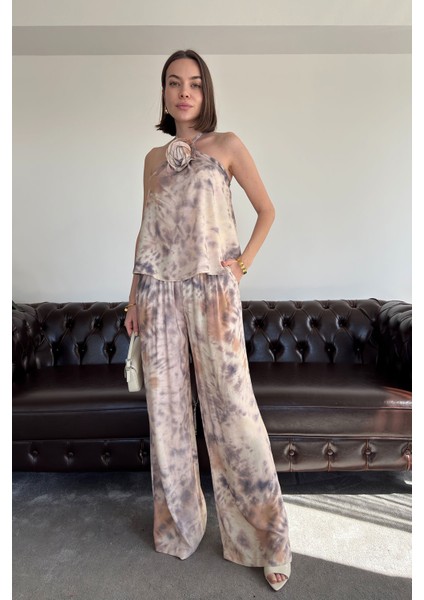 Gül Broşlu Batik Desen Takım- Bej