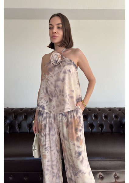 Gül Broşlu Batik Desen Takım- Bej