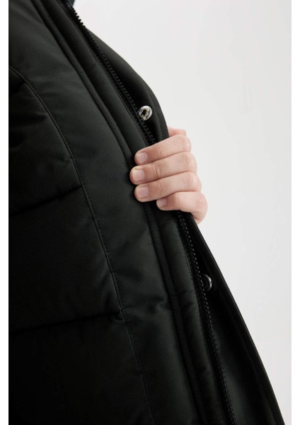 Erkek Çocuk Su Geçirmez Kapüşonlu Fermuarlı Çıtçıtlı Cepli Parka C8902A824WN