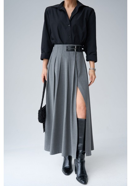 Premıum Deri Kemer Detaylı Yırtmaçlı Etek Ürün kumaşı ince, tiril tiril ve yazlıktır.