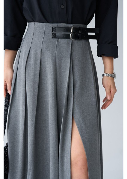 Premıum Deri Kemer Detaylı Yırtmaçlı Etek Ürün kumaşı ince, tiril tiril ve yazlıktır. fiyatları