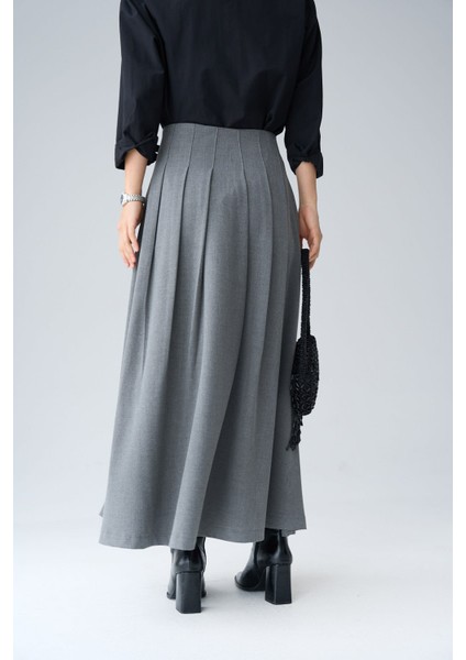 Premıum Deri Kemer Detaylı Yırtmaçlı Etek Ürün kumaşı ince, tiril tiril ve yazlıktır. modelleri