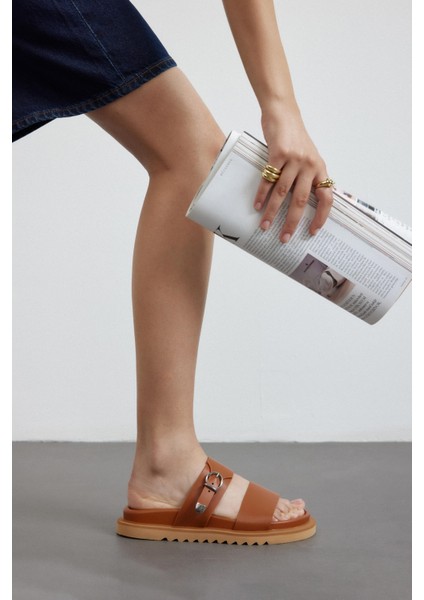 Taba Cilt Kalın Bantlı Tek Toka Detaylı Kadın Terlik