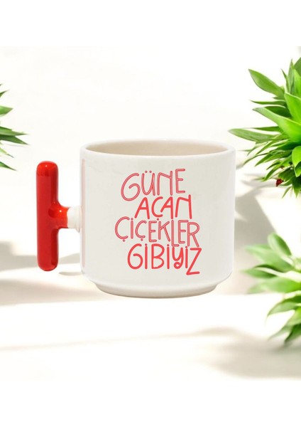 Güne Açan Çiçekler Gibiyiz Tasarımlı Kırmızı T Kulplu Seramik Baskılı Kupa Bardak 250 ml