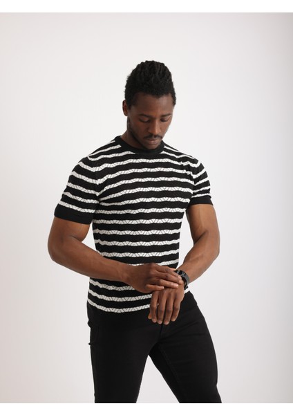 Erkek Siyah Desenli Triko Tişört – Kısa Kollu, Slim Fit fırsatları