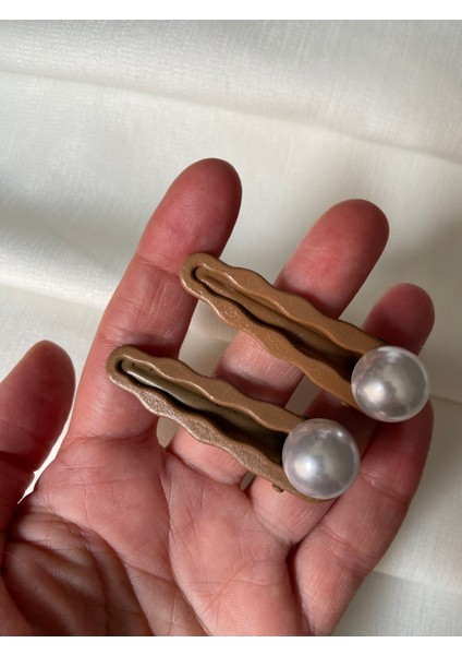 Toka Kahve Renk Üzerinde Inci Boncuk Detaylı 2 Li Şık Pens Toka Metal ve Çok Hafif modelleri