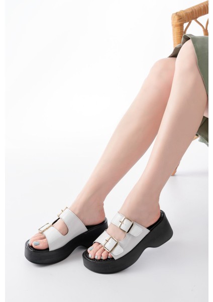 24414-574 Beyaz Rugan Günlük Tokalı Dolgu Topuk Kadın Terlik fiyatları