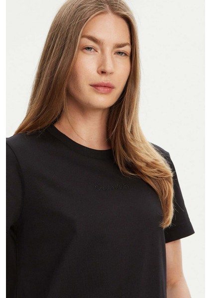 Kadın Regular Fit Bisiklet Yaka Minimalist Logolu T-Shirt - Siyah indirimleri