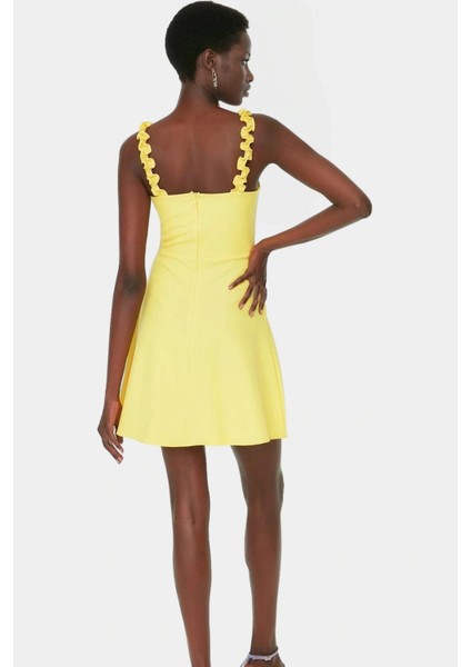 Yazlık Mini Elbise A Line Fırfır Detaylı Kare Yaka Polyester Kumaş Modern Stil Trend Tasarım modelleri