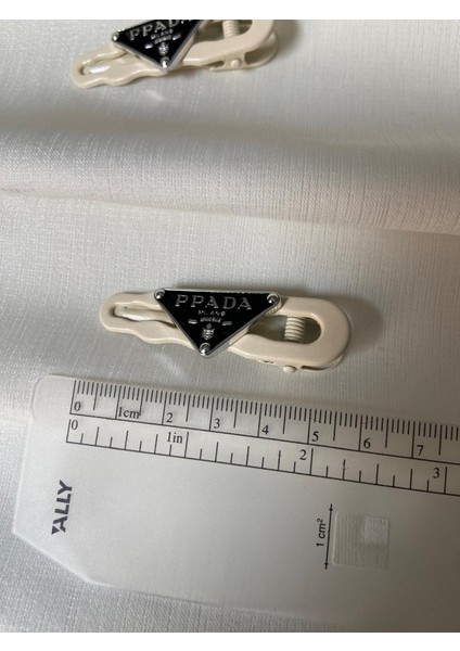 Toka Krem Renk Üzerinde Marka Detaylı 2 Lı Sık Pens Toka Saclarda Yanlardan ve Ortadan Takılabilecek Şık Ürün fiyatları
