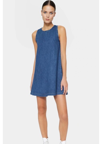 Kısa Kolsuz Denim Elbise Yazın Rahatlığı ve Şıklığı Rahat Şık Modern Stil Görünüm fiyatları