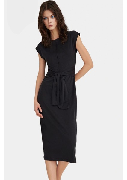 Rahat Modal Pike Örme Elbise Bisiklet Yaka Kuşak Detayı Günlük Stil Midi Boy Şık Görünüm