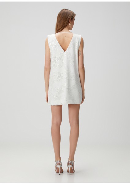 White Lace Dantel Boncuk Işlemeli Çiçek Aksesuarlı Kadın Kısa Abiye Elbise