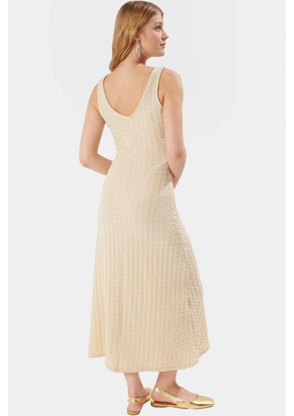 Pamuklu Maxi Elbise V Yaka Sırt Detaylı Bodycon Rahat ve Şık Modern Stil
