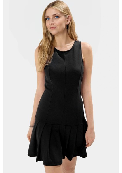 Vücuda Oturan Pili Detaylı Mini Elbise Yazlık Örme Kumaş Zarifane Tasarım Rahat ve Şık