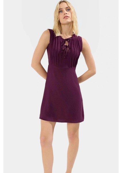 Yazlık Casual Mini Elbise Polyester Dokuma V Yaka Fiyonk Detaylı Yüksek Kalite Profesyonel Görünüm