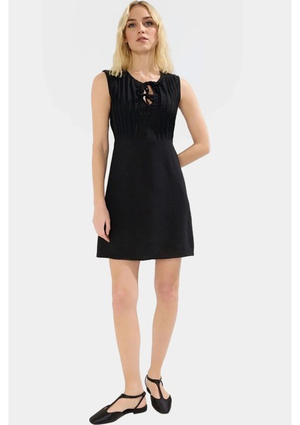 Yazlık Casual Mini Elbise Polyester Dokuma V Yaka Fiyonk Detaylı Yüksek Kalite Profesyonel Görünüm