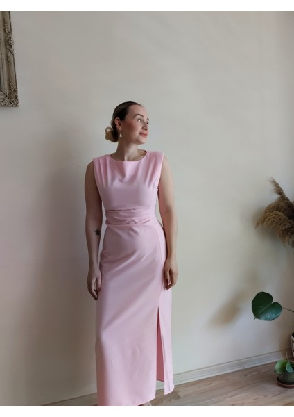 Pembe Yırtmaçlı Vatkalı Elbise