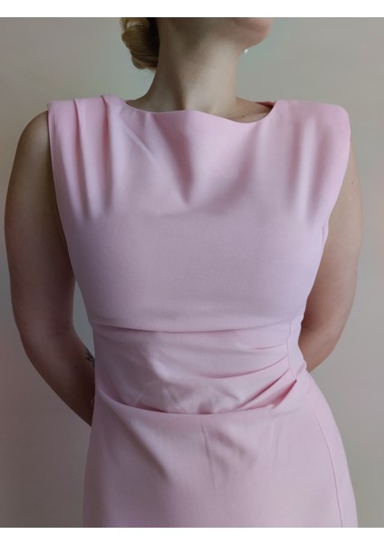 Pembe Yırtmaçlı Vatkalı Elbise