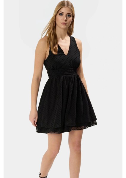 Şifon Puantiyeli Mini Elbise Boyundan Bağlamalı Belden Açılan Etek Rahat ve Şık Zarifane Tasarım