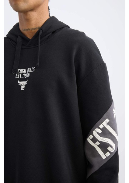 Fit NBA Chicago Bulls Boxy Fit Kapüşonlu Sırt Baskılı Kalın Sweatshirt U9853AZ24AU