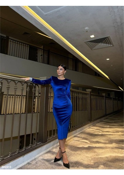 Kadın Bisiklet Yaka Vatkalı Manşet Detay Kadife Kumaş Midi Boy Elbise