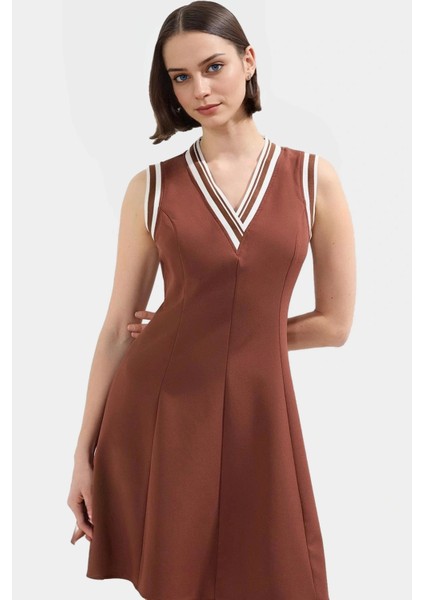 Kadın Mini Elbise V Yaka Dokuma Kumaş Belden Açılan Şık Tasarım Özel Modern Stil