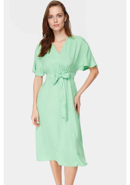 Şık Keten Görünümlü Kuşaklı Midi Elbise Rahat ve Nefes Alabilir Günlük Kullanım Için Modern Stil modelleri