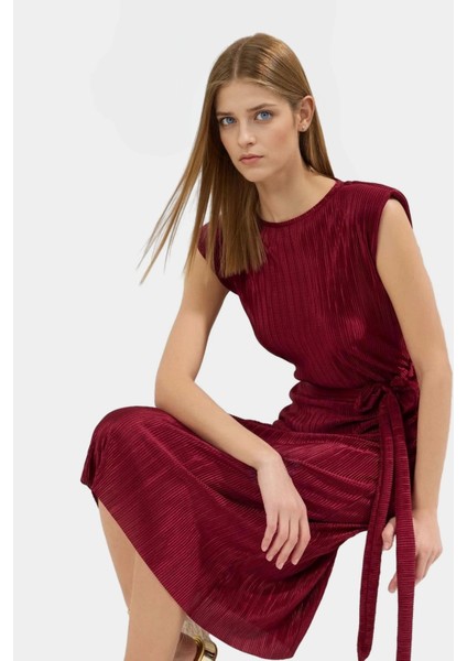 Rahat ve Şık Pilise Midi Elbise Polyester Kumaş Bisiklet Yaka Kuşaklı Konforlu Kesim