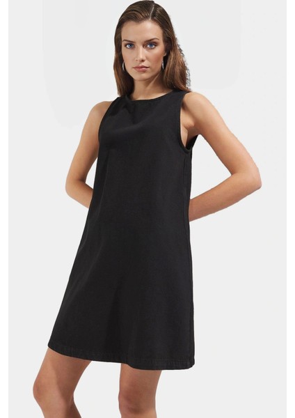 Kısa Kolsuz Denim Elbise Yazın Rahatlığı ve Şıklığı Rahat Şık Modern Stil Görünüm