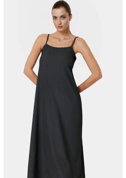 Yazlık Midi Elbise Ince Askılı Shift Kalıp Rahat ve Şık Özel Tasarım Konforlu Kesim fiyatları