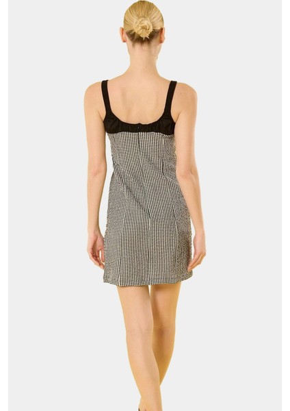 Yazlık Mini Ekose Elbise Vücudu Saran Bağcıklı Havuz Yaka Polyester Gofre Dokuma Rahat ve Şık
