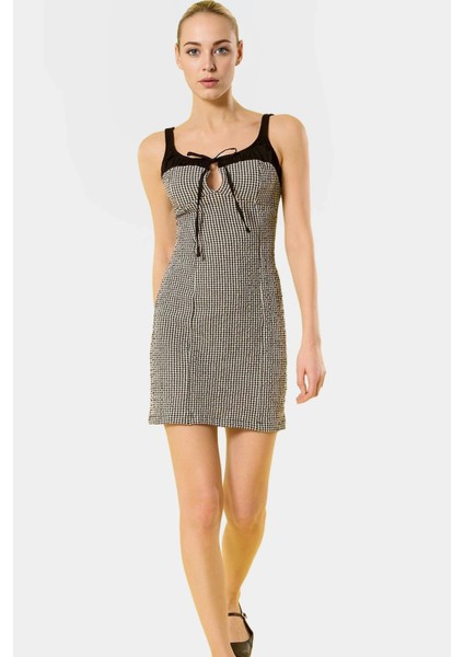 Yazlık Mini Ekose Elbise Vücudu Saran Bağcıklı Havuz Yaka Polyester Gofre Dokuma Rahat ve Şık fiyatları