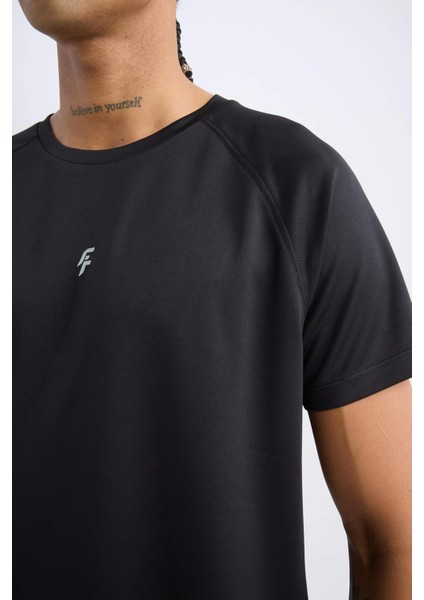 Fit Hızlı Kuruyan Slim Fit Dar Kesim Bisiklet Yaka Baskılı Sporcu Kısa Kollu Tişört V2887AZ25SP