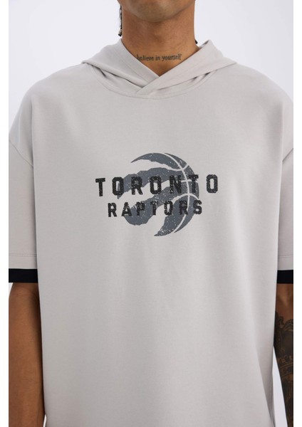 DeFactoFit NBA Toronto Raptors Oversize Geniş Kalıp Kapüşonlu Kısa Kollu Tişört B3883AX25SP