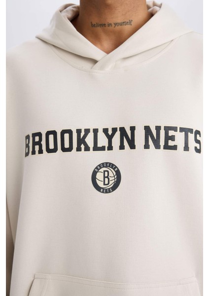 DeFacto Fit NBA Brooklyn Nets Oversize Geniş Kalıp Kapüşonlu Skuba Dalgıç Kumaş Sporcu Sweatshirt D6711AX25SP