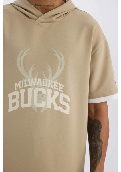 Fit NBA Milwaukee Bucks Oversize Geniş Kalıp Kapüşonlu Sırt Baskılı Kısa Kollu Tişört D6708AX25SP