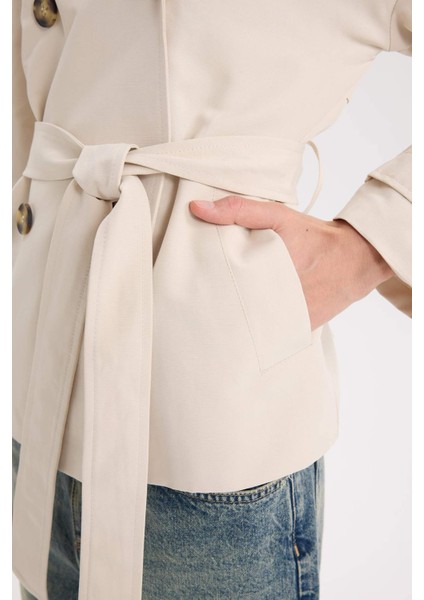 Su Geçirmez Kısa Mevsimlik Trençkot Kruvaze Yaka Düğmeli Cepli Apoletli Kemerli B9705AX25SP