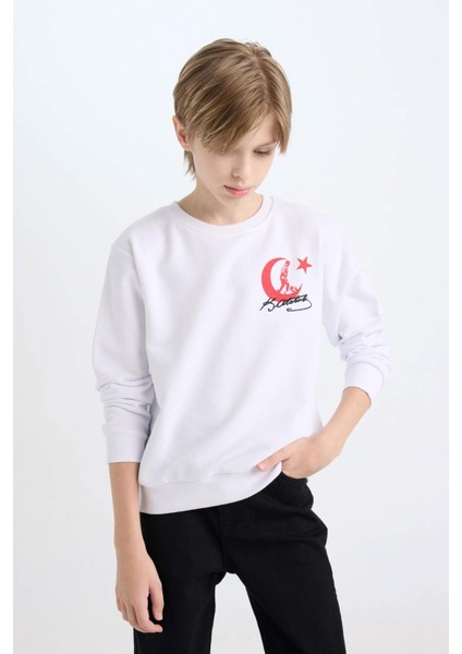 Erkek Çocuk Beyaz Bisiklet Yaka Atatürk Baskılı Nakışlı Sweatshirt D8200A824WN