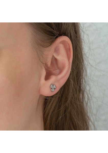 Gümüş Çiçek Çivili Bayan Küpe modelleri