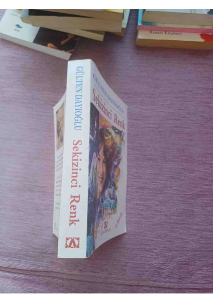 Gülten Dayıoğlu'nun 'sekizinci Renk' Adlı Sanat Kitabı, Renkli Illüstrasyonlar ve Yaratıcı Tasarımlar Içerir. Altın Kitaplar Tarafından 2,el Cok Temiz Kondisyonda 1998 Basim 400 Sayfadir
