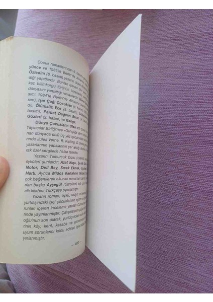 Gülten Dayıoğlu'nun 'sekizinci Renk' Adlı Sanat Kitabı, Renkli Illüstrasyonlar ve Yaratıcı Tasarımlar Içerir. Altın Kitaplar Tarafından 2,el Cok Temiz Kondisyonda 1998 Basim 400 Sayfadir