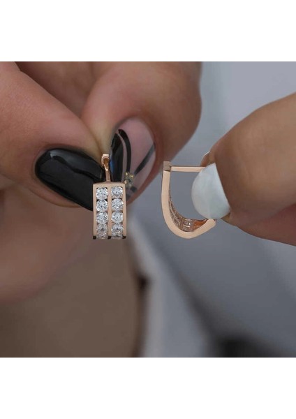 Gümüş Çift Sıra Beyaz Taşlı J Kadın Küpe fiyatları