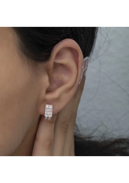 Gümüş Çift Sıra Beyaz Taşlı J Kadın Küpe fırsatları