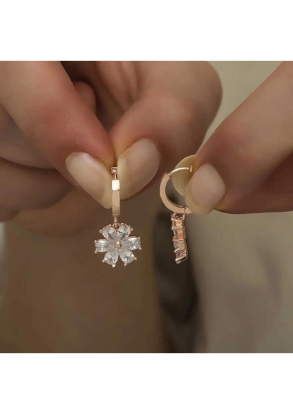 Gümüş Beyaz Çiçek Bayan Küpe fırsatları