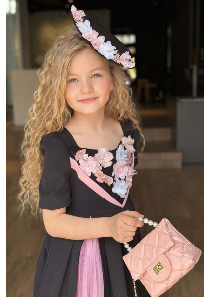 Kız Çocuk Göğsü Çiçek Işlemeli ve Şerit Detaylı Piliseli Siyah Elbise fiyatları