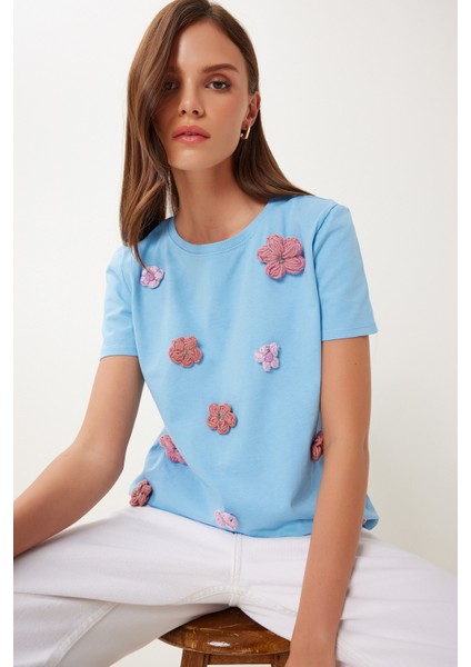 Çiçek Aksesuarlı Pamuklu Esnek Örme T-Shirt