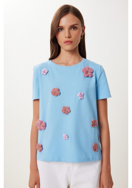 Çiçek Aksesuarlı Pamuklu Esnek Örme T-Shirt fiyatları
