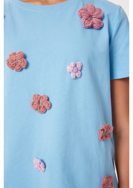 Çiçek Aksesuarlı Pamuklu Esnek Örme T-Shirt fırsatları
