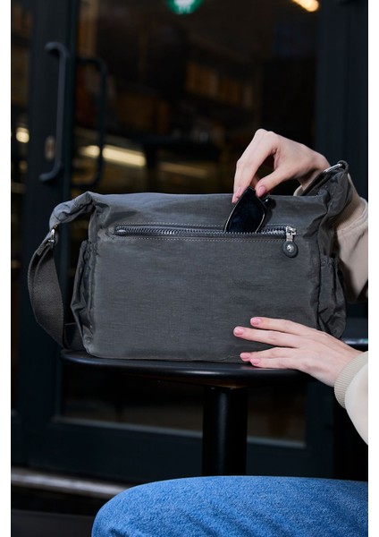 Kadın Suya Dayanıklı Krinkıl Kumaş Çok Gözlü Ayarlanabilir Koyu Gri Çapraz Askılı Omuz Çantası